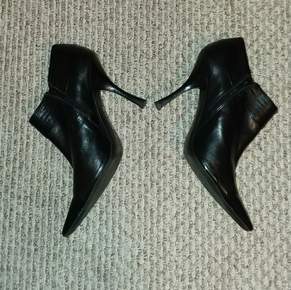 **Excellent Condition** BCBG Ankle Boots - Picture 4 of 8